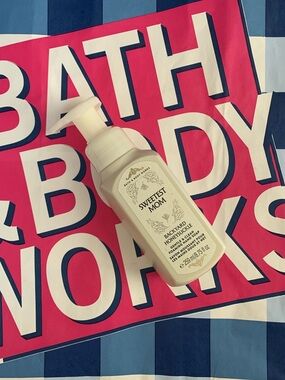 NWT Bath & Body Works Backyard Honeysuckle Foaming Hand Soap